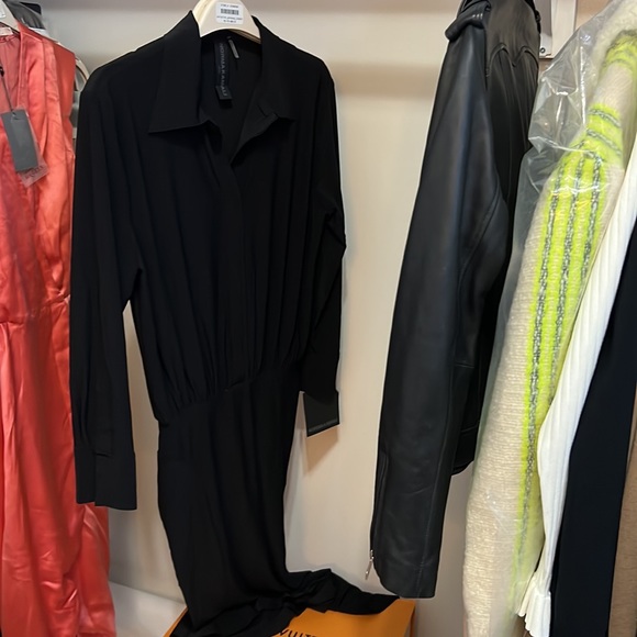 NWT, NORMA KAMALI, 
Boyfriend NK Shirt Fishtail Dress in Black
$205 size XS - Picture 2 of 5